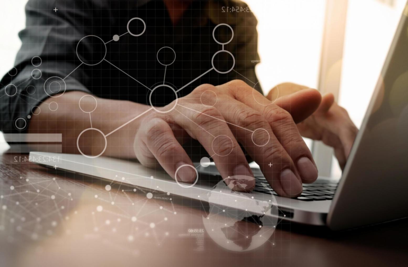 Studenti impegnati nell'apprendimento di reti neurali con ambiente collaborativo